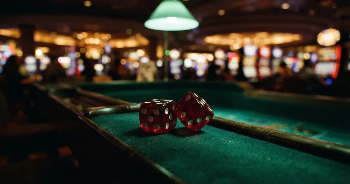 Zaruri roșii pe marginea unei mese de craps, sub o lumină verzuie — aparate de păcănele în românia